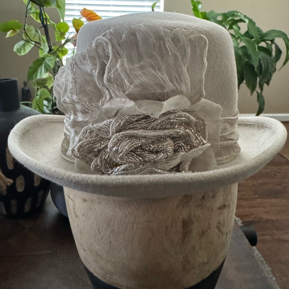 EUC Louise Green crean elegant hat with hat box. - Picture 9 of 16